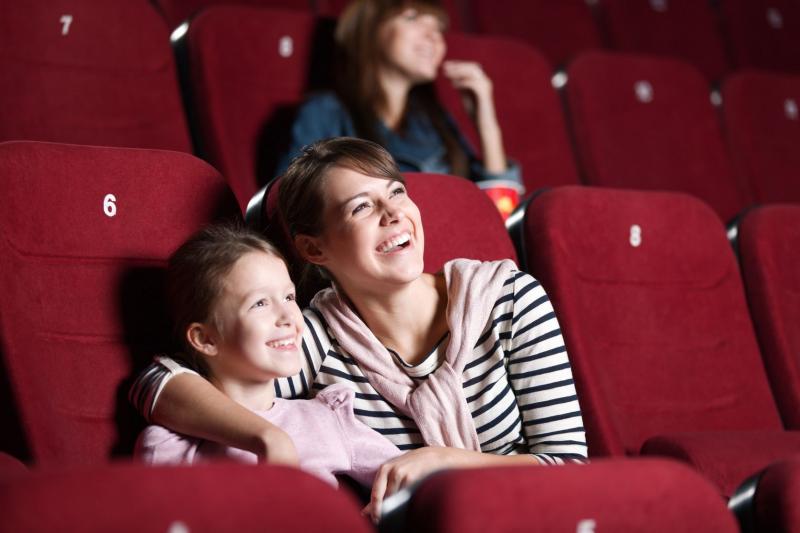 תמונה של ילדים אשר יושבים בתוך תאטרון 
