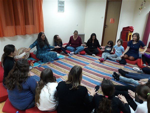 סדנת אמהות ובנות במרכז למשפחה. סדנת אמהות ובנות במרכז למשפחה.