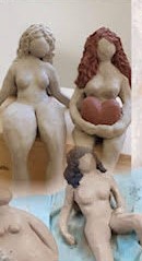 תמונה של פסלים של נשים