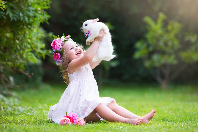 ילדה עם ארנבת